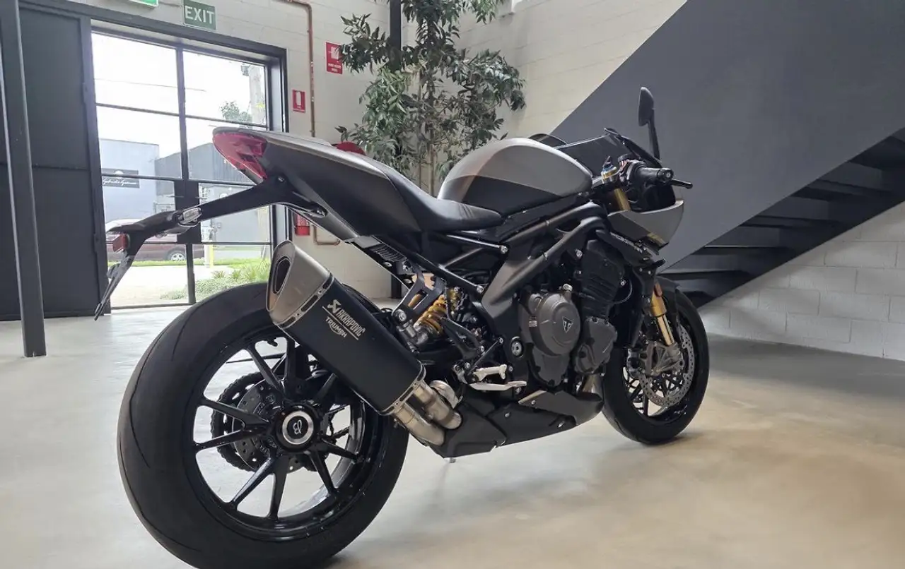 Triumph Speed Triple R - Vista 3