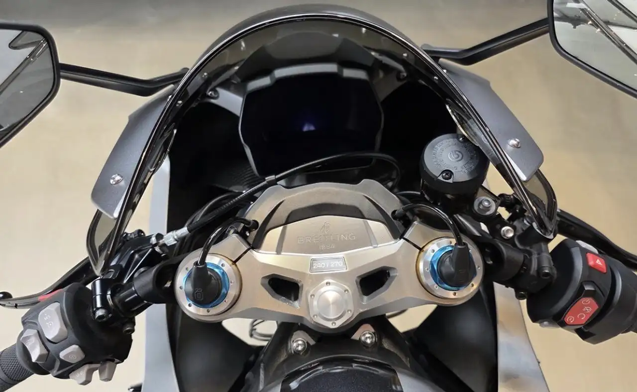 Triumph Speed Triple R - Vista 8