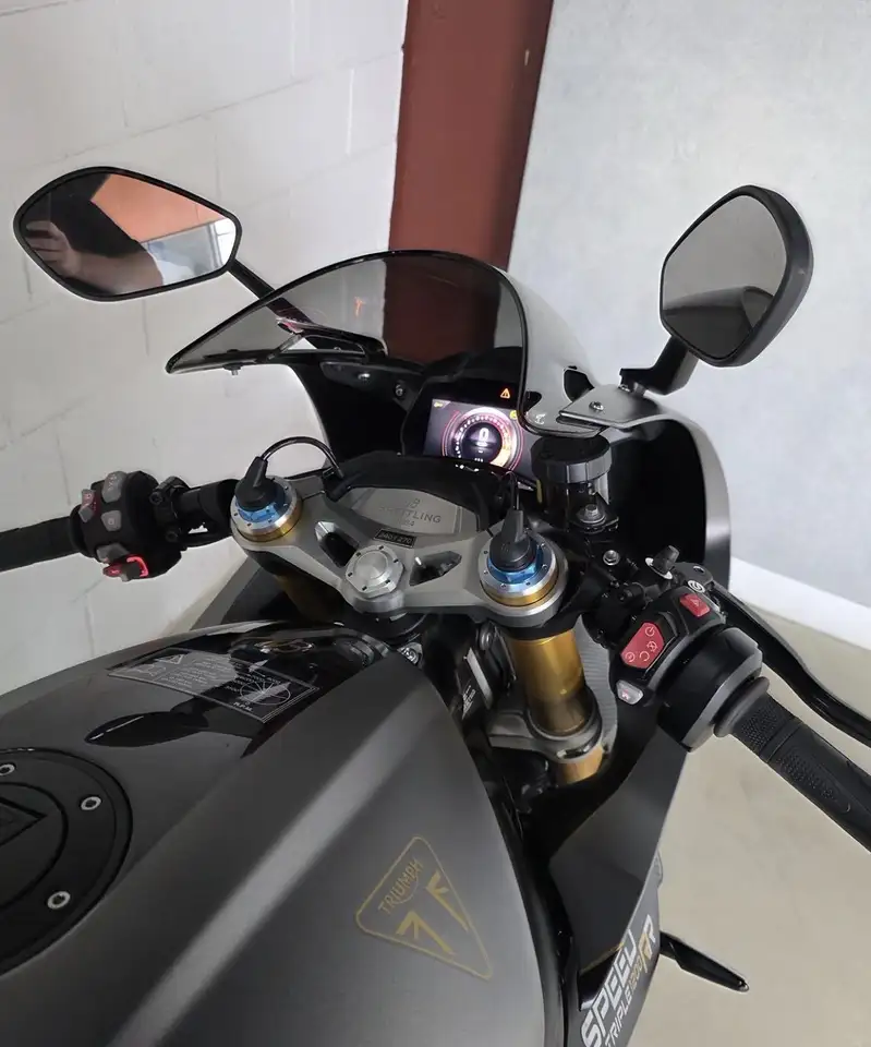 Triumph Speed Triple R - Vista 9