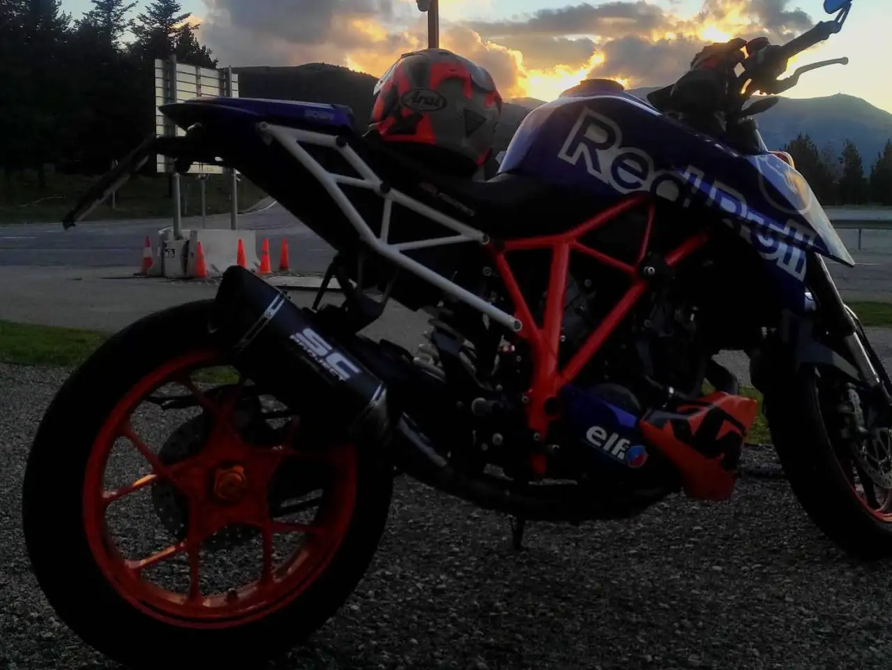 KTM 1290 Super Duke R - Vista 8