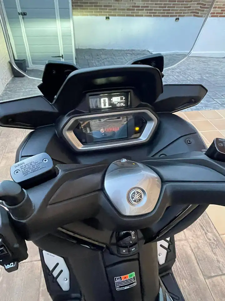 Yamaha XMAX 300 – Vista 11