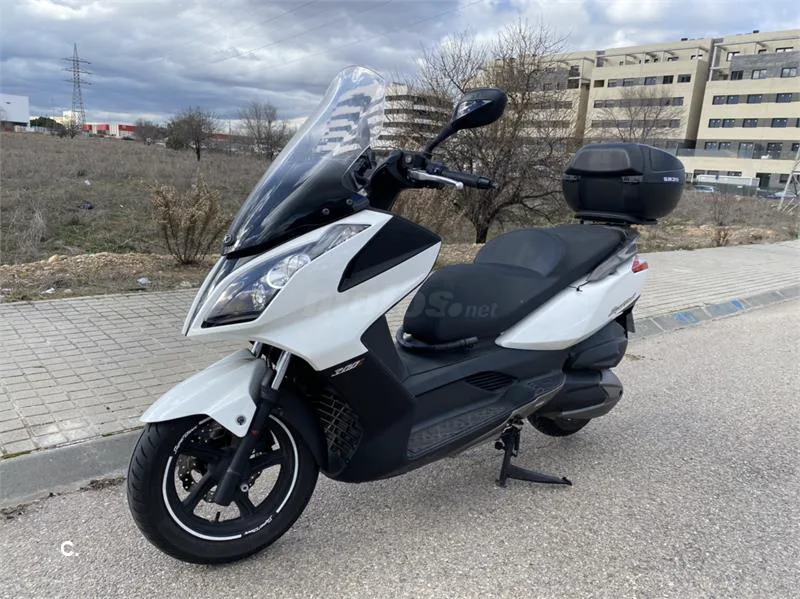 Kymco Super Dink 300i – Vista 5