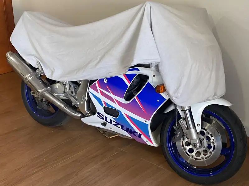 Suzuki GSX-R750 5700 € 1992 Araba - 1