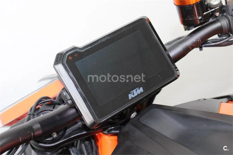 KTM 1290 Super Duke R – Vista 12