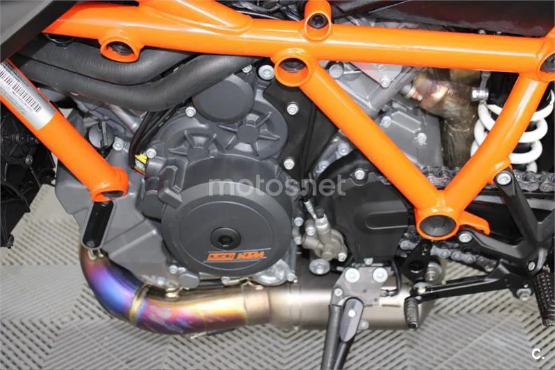 KTM 1290 Super Duke R – Vista 16