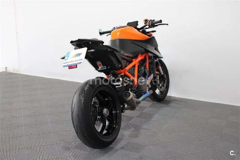 KTM 1290 Super Duke R – Vista 8