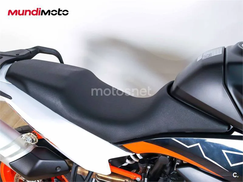 KTM 890 – Vista 16