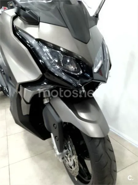 Kymco AK 550 – Vista 3