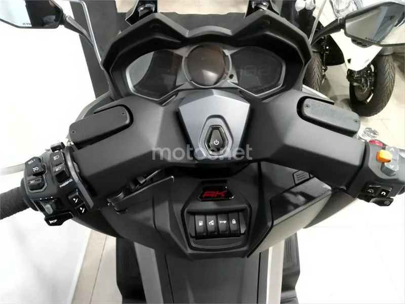 Kymco AK 550 – Vista 8