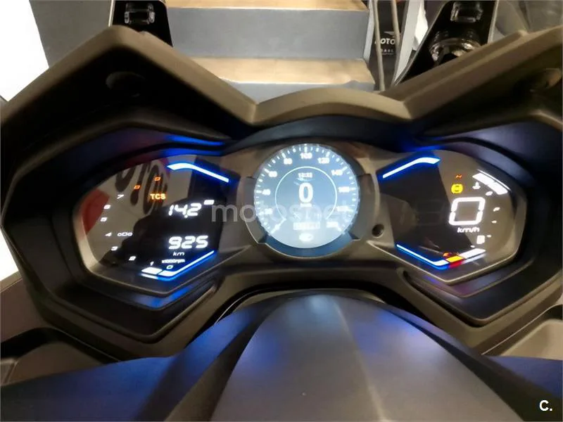 Kymco AK 550 – Vista 9