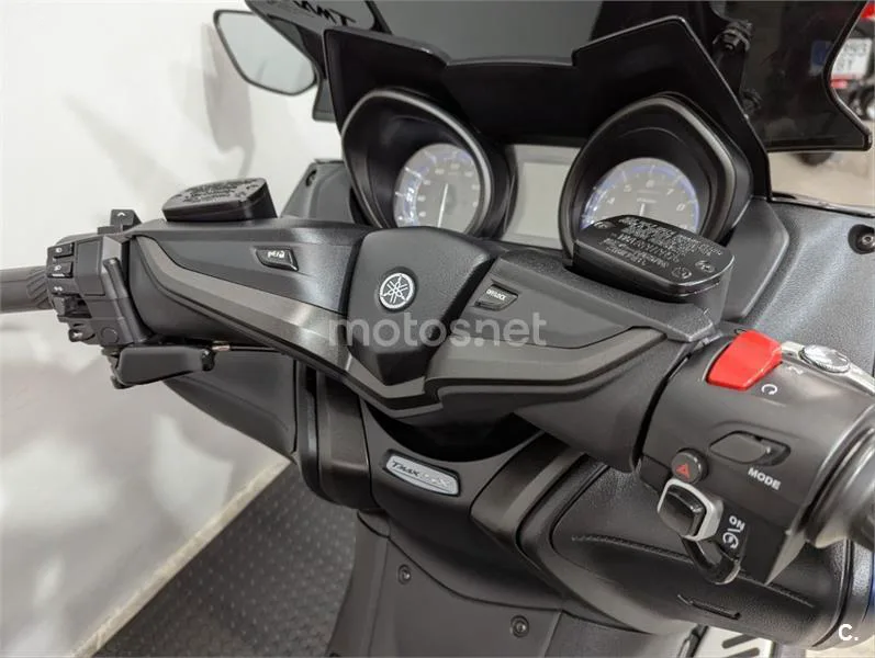 Yamaha TMAX – Vista 13