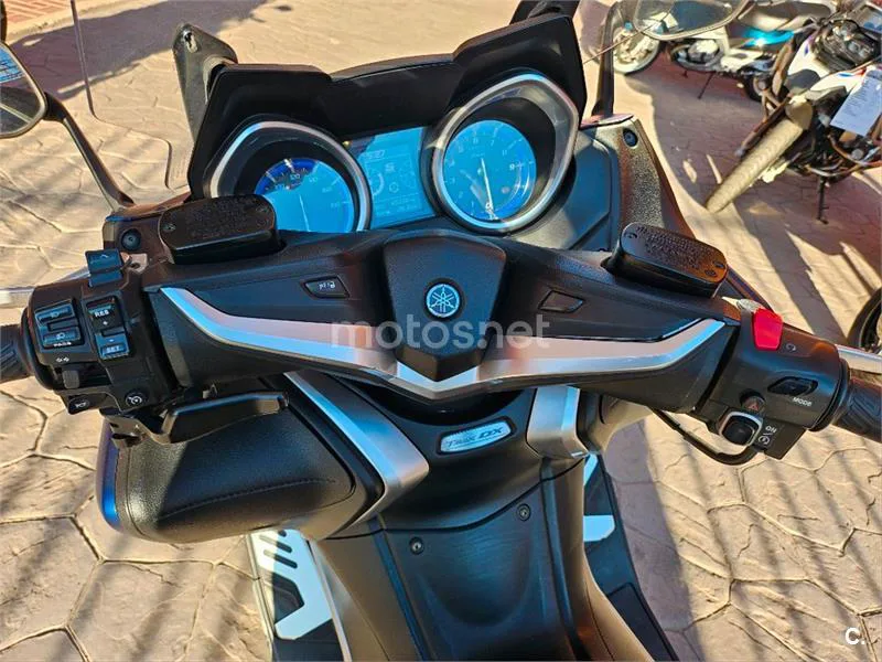 Yamaha TMAX – Vista 9
