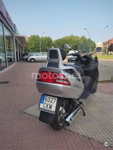Suzuki Burgman 400 – Vista 8
