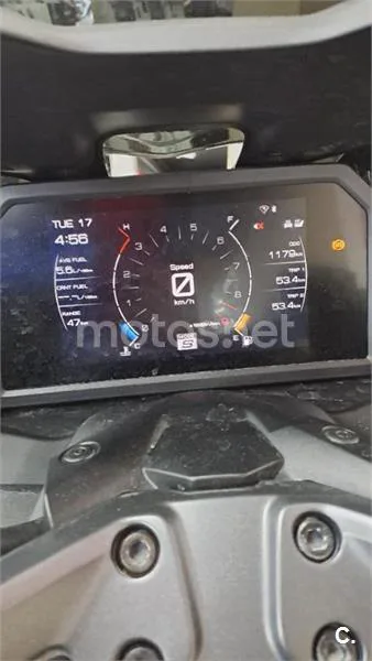 Yamaha TMAX – Vista 7