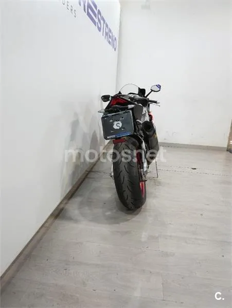 Aprilia RSV4 RF – Vista 8