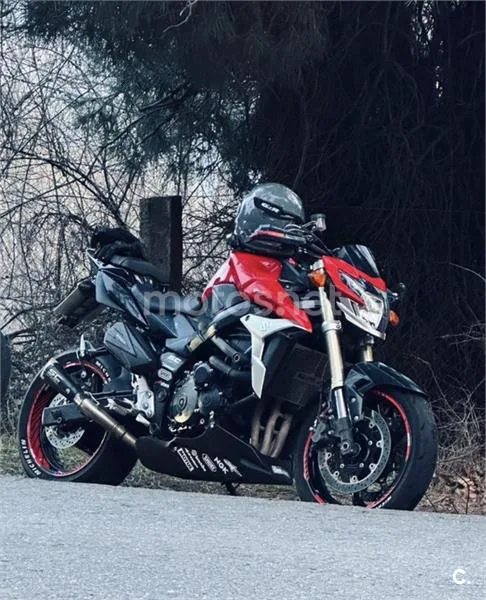 Suzuki GSR 750 – Vista 11