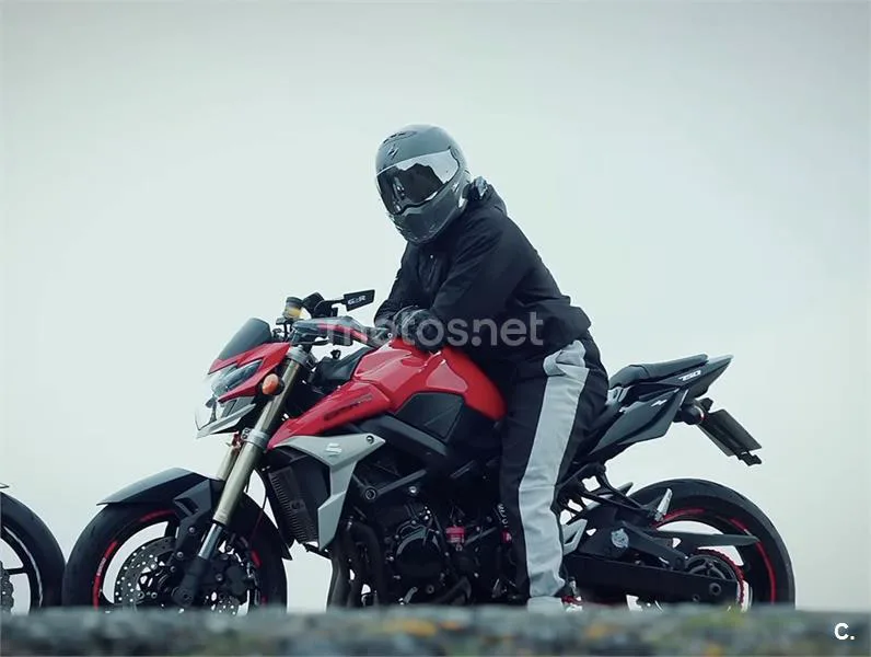 Suzuki GSR 750 – Vista 12