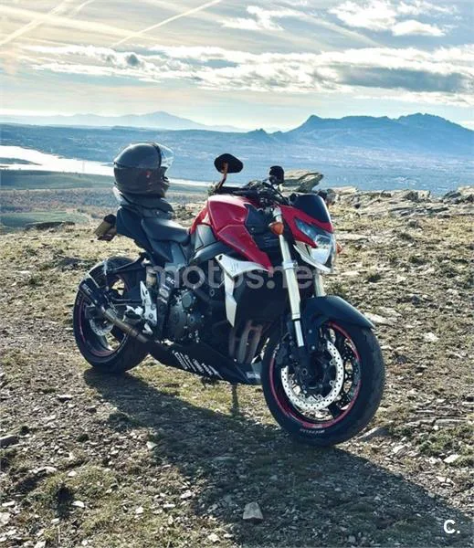 Suzuki GSR 750 – Vista 7