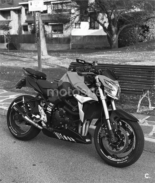 Suzuki GSR 750 – Vista 9