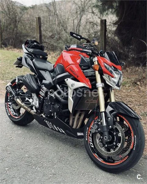 Suzuki GSR 750 – Vista 10
