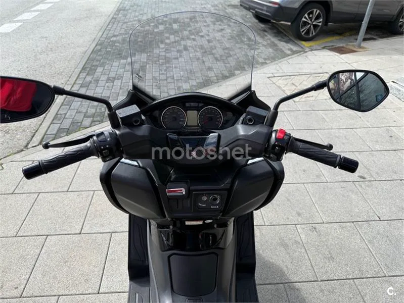 Suzuki Burgman 400 – Vista 12