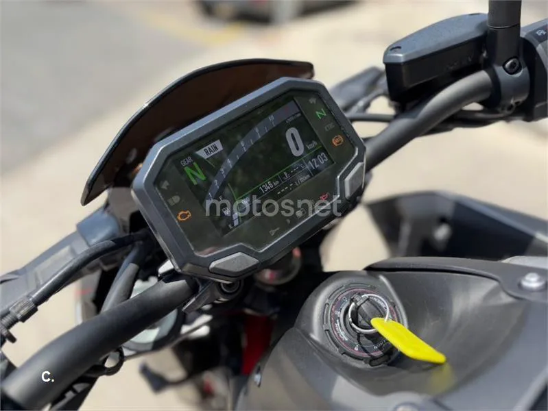 Kawasaki Z900 – Vista 17