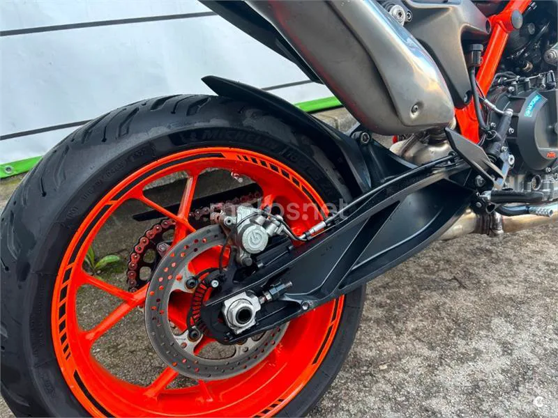 KTM 890 – Vista 10