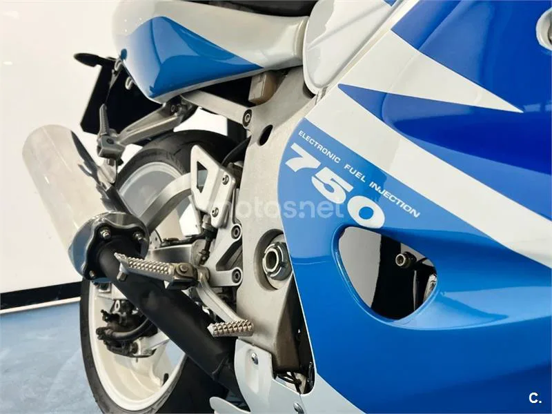 Suzuki GSX-R750 – Vista 14