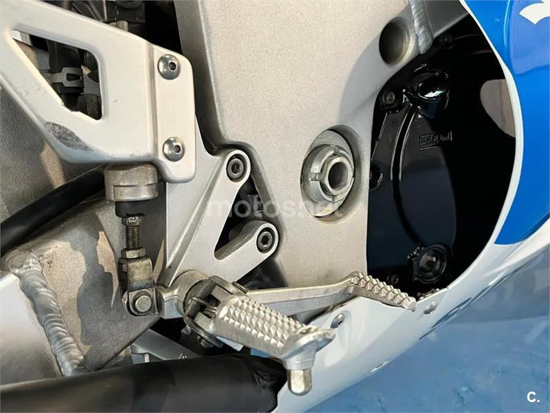 Suzuki GSX-R750 – Vista 16