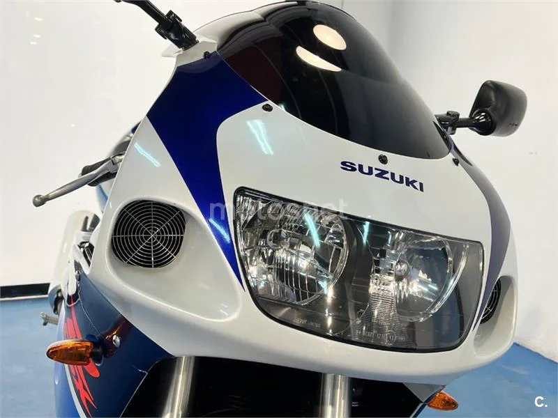 Suzuki GSX-R750 – Vista 26