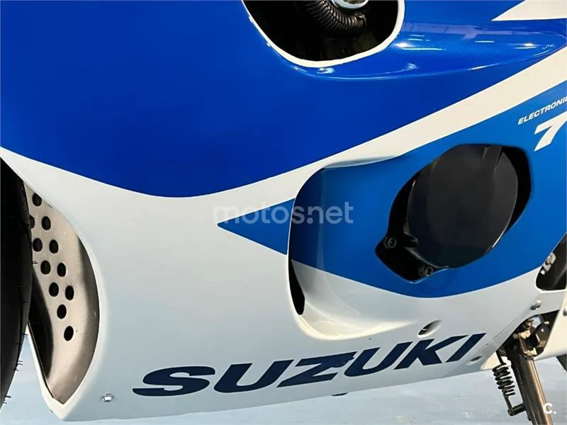 Suzuki GSX-R750 – Vista 32