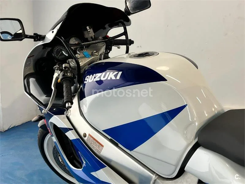 Suzuki GSX-R750 – Vista 41