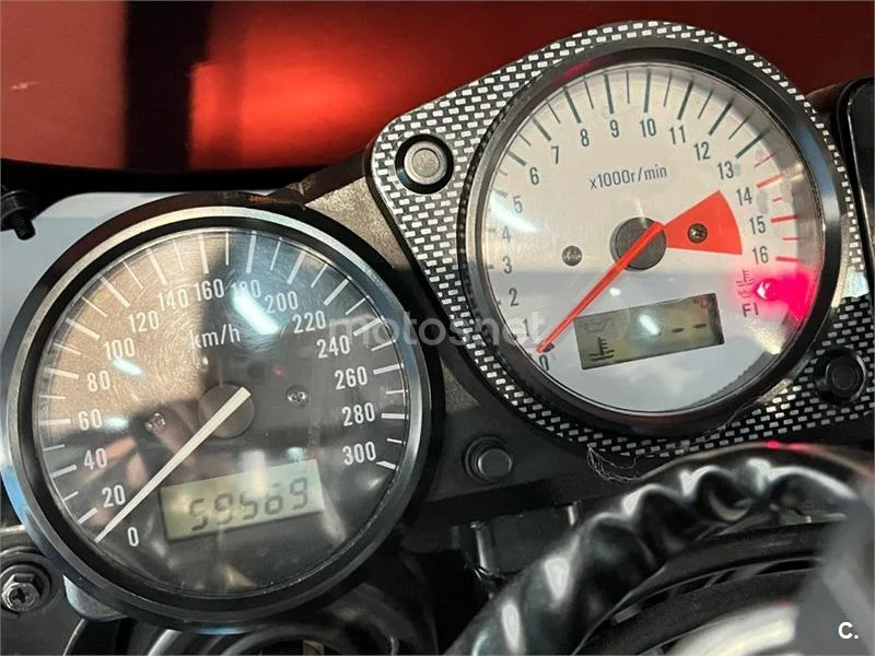 Suzuki GSX-R750 – Vista 44