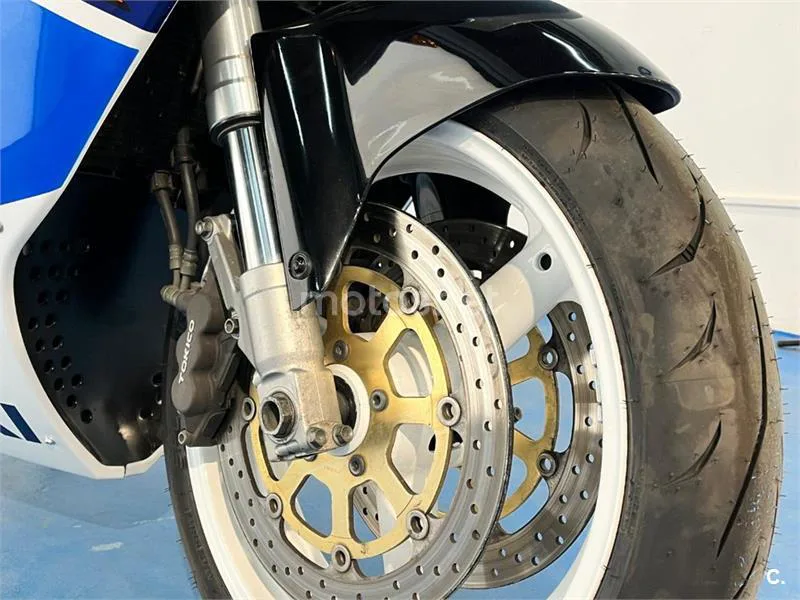 Suzuki GSX-R750 – Vista 8