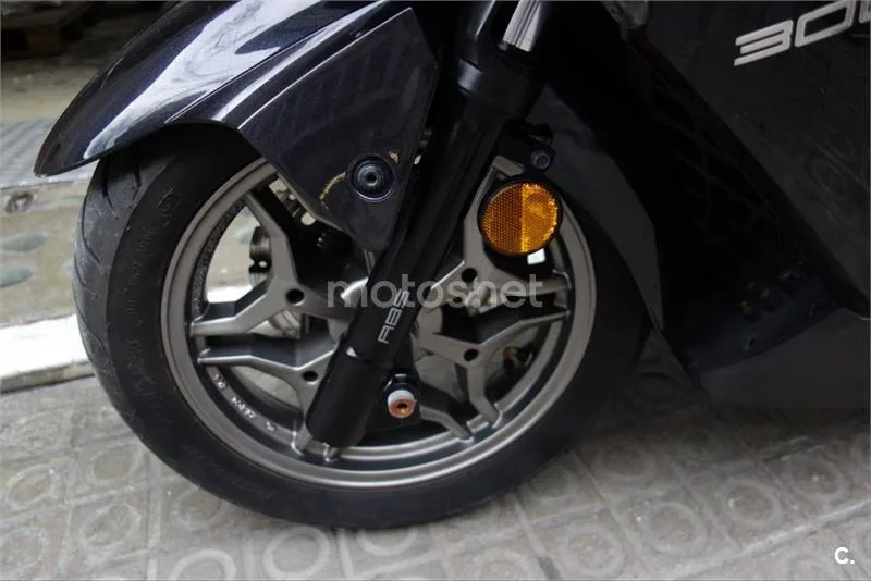 Kymco Grand Dink 300 – Vista 11