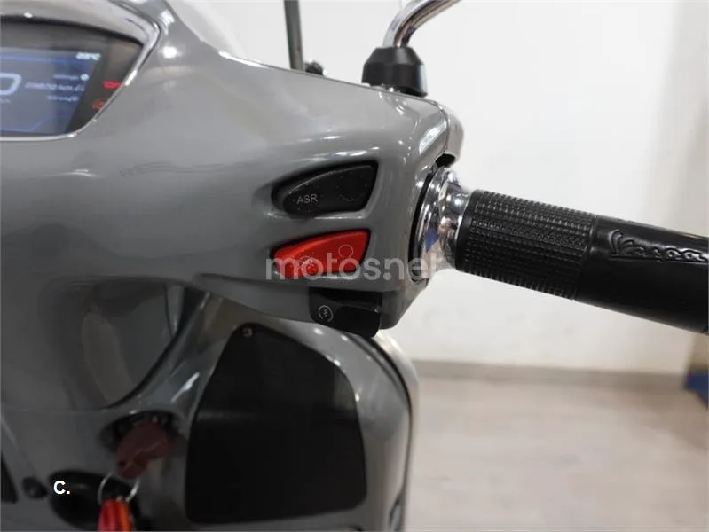 Vespa GTS Super 300 – Vista 11