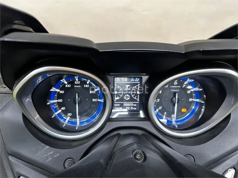 Yamaha TMAX – Vista 7