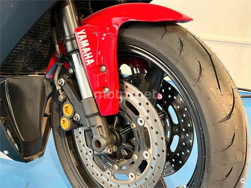 Yamaha R1 – Vista 15