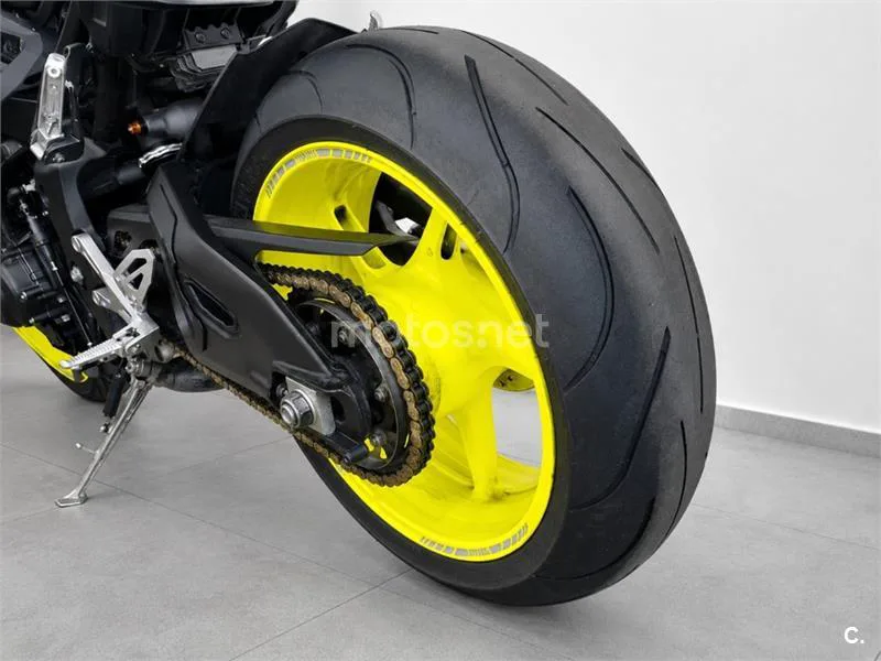 Yamaha MT-10 – Vista 12