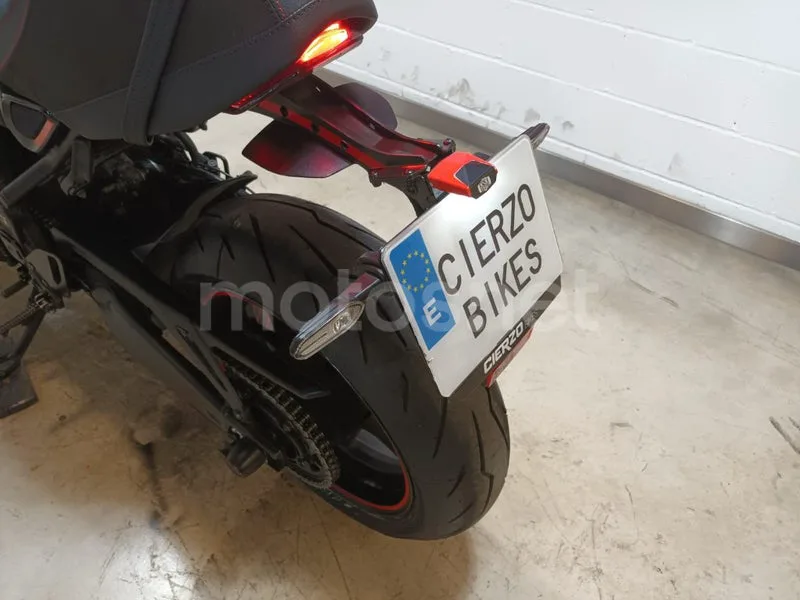 Yamaha XSR900 - Vista 32