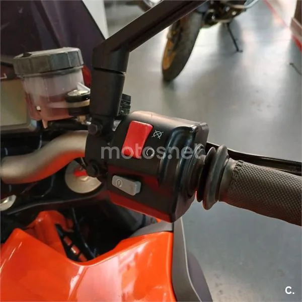 KTM 1290 Super Duke R – Vista 12