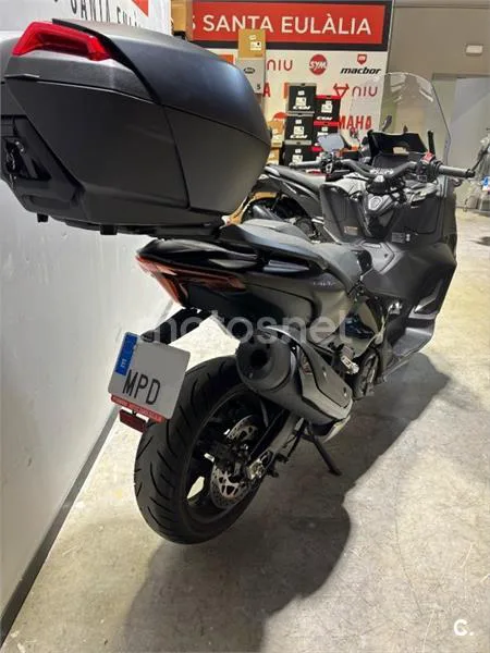 Yamaha TMAX – Vista 8