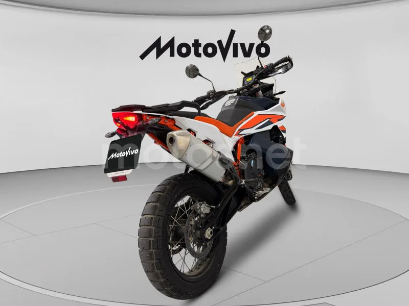 KTM 890 – Vista 12