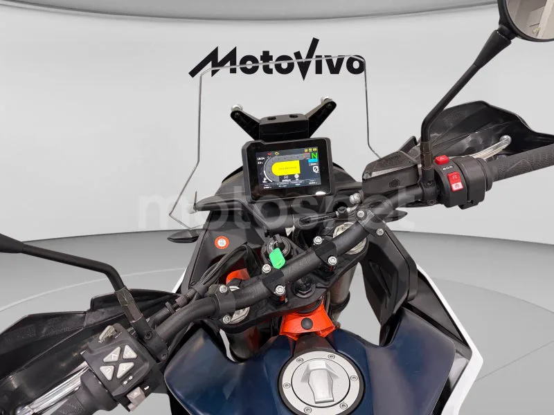 KTM 890 – Vista 13
