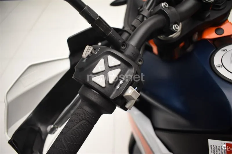 KTM 890 – Vista 14