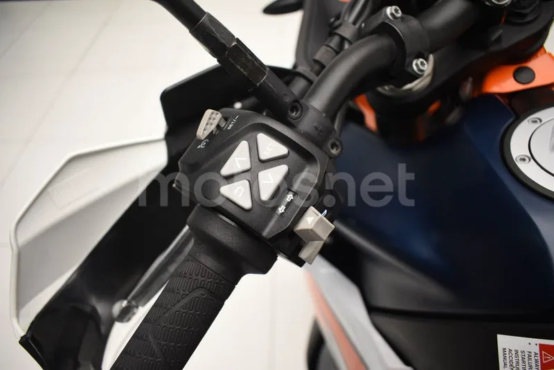 KTM 890 – Vista 15