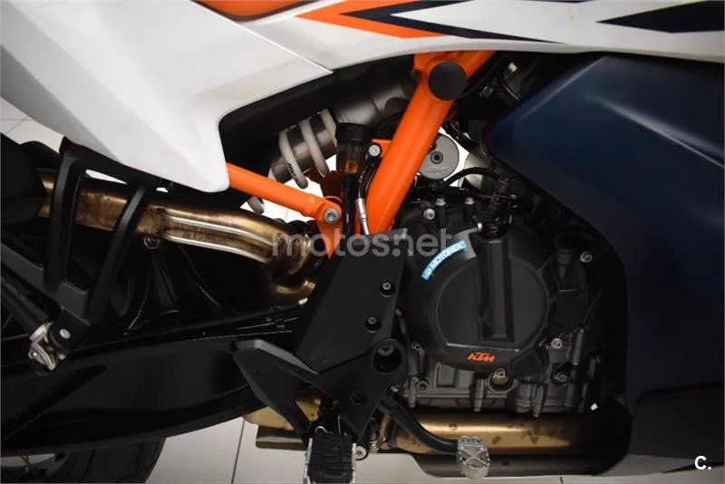 KTM 890 – Vista 9