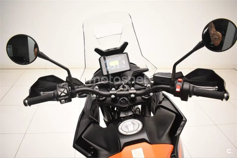 KTM 890 – Vista 14