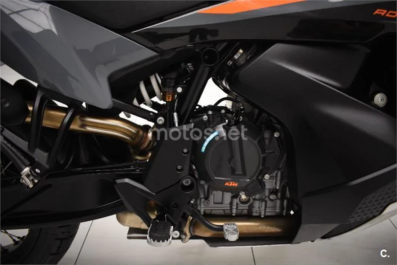 KTM 890 – Vista 9