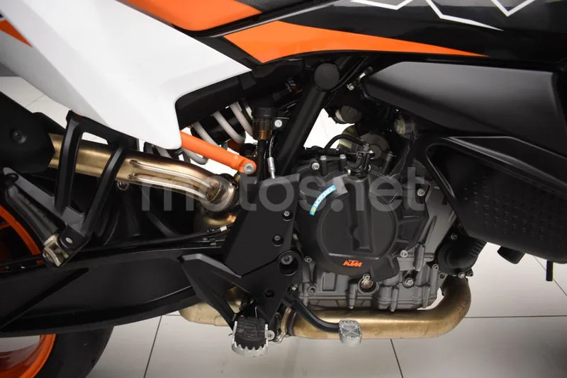 KTM 890 – Vista 11